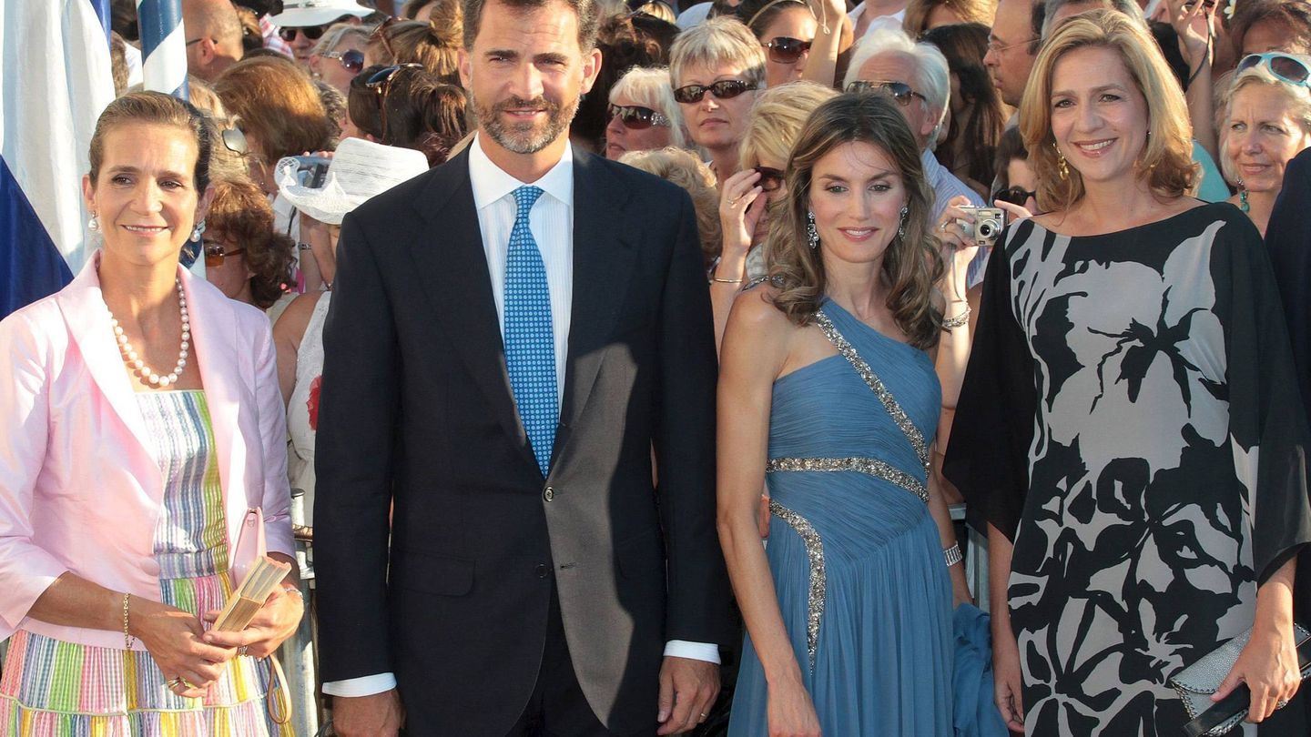 Los Reyes, con la infanta Cristina en la boda de Nicolás de Grecia. (EFE)