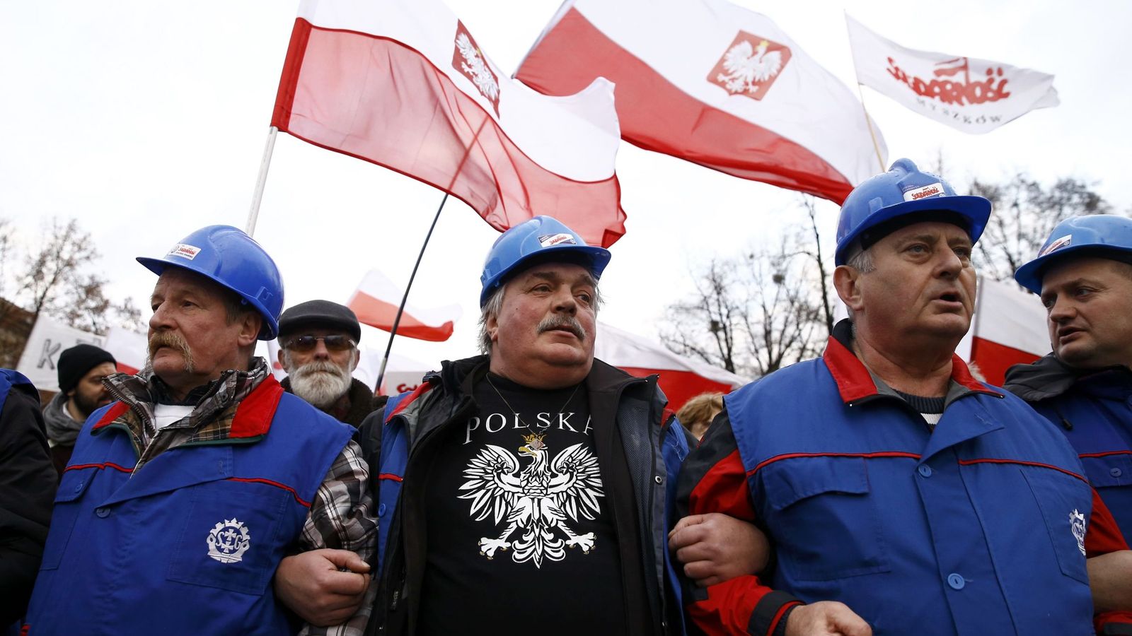 Foto: Partidarios del partido Ley y Justicia, durante una manifestación progubernamental en Varsovia, el 31 de diciembre de 2015. (Reuters)