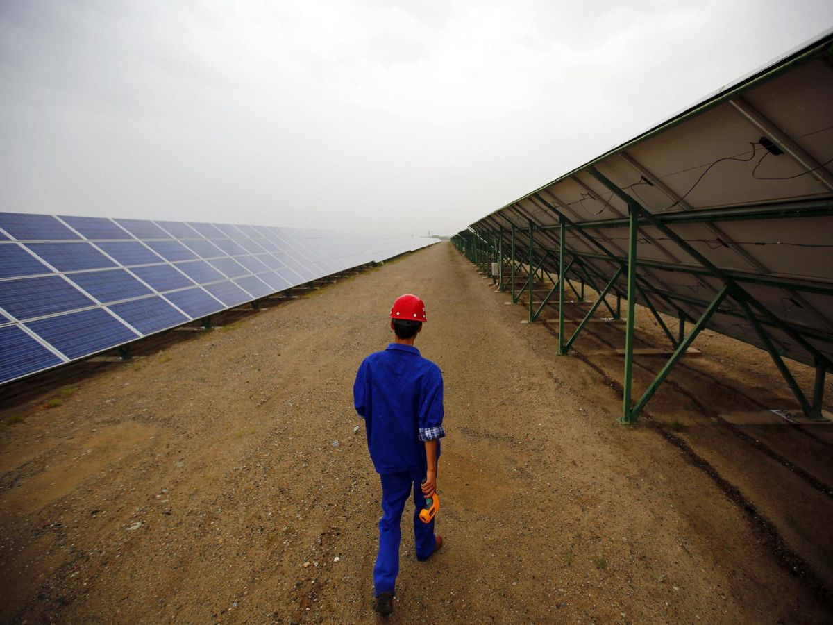 Foto: Instalador de paneles solares en el desierto del Gobi. (Reuters/Carlos Barria)