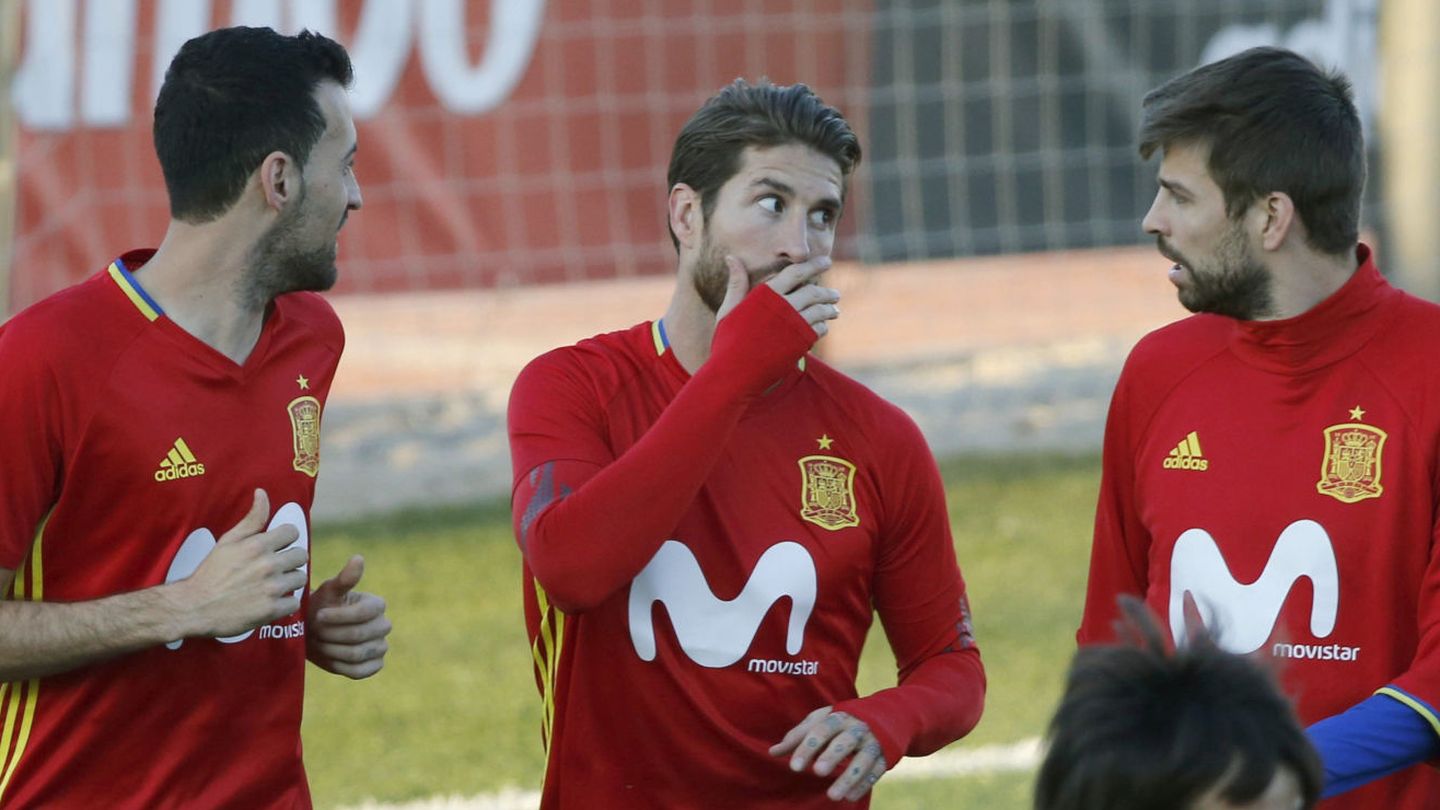 Sergio Busquets, junto a Sergio Ramos y Gerard Piqué, durante un entrenamiento de la Selección. (EFE)