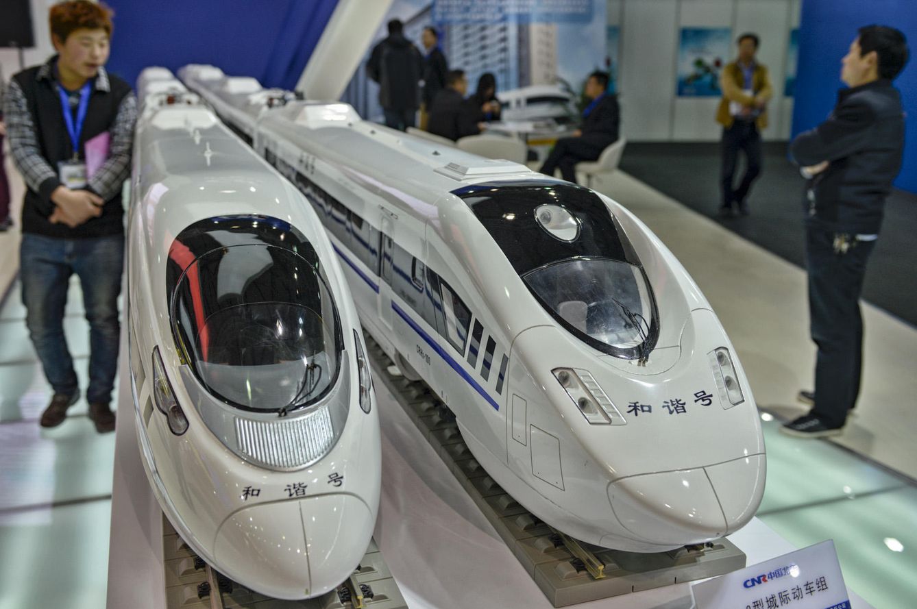Maquetas de dos trenes de alta velocidad diseñados y fabricados por empresas chinas. (Foto: Zigor Aldama)