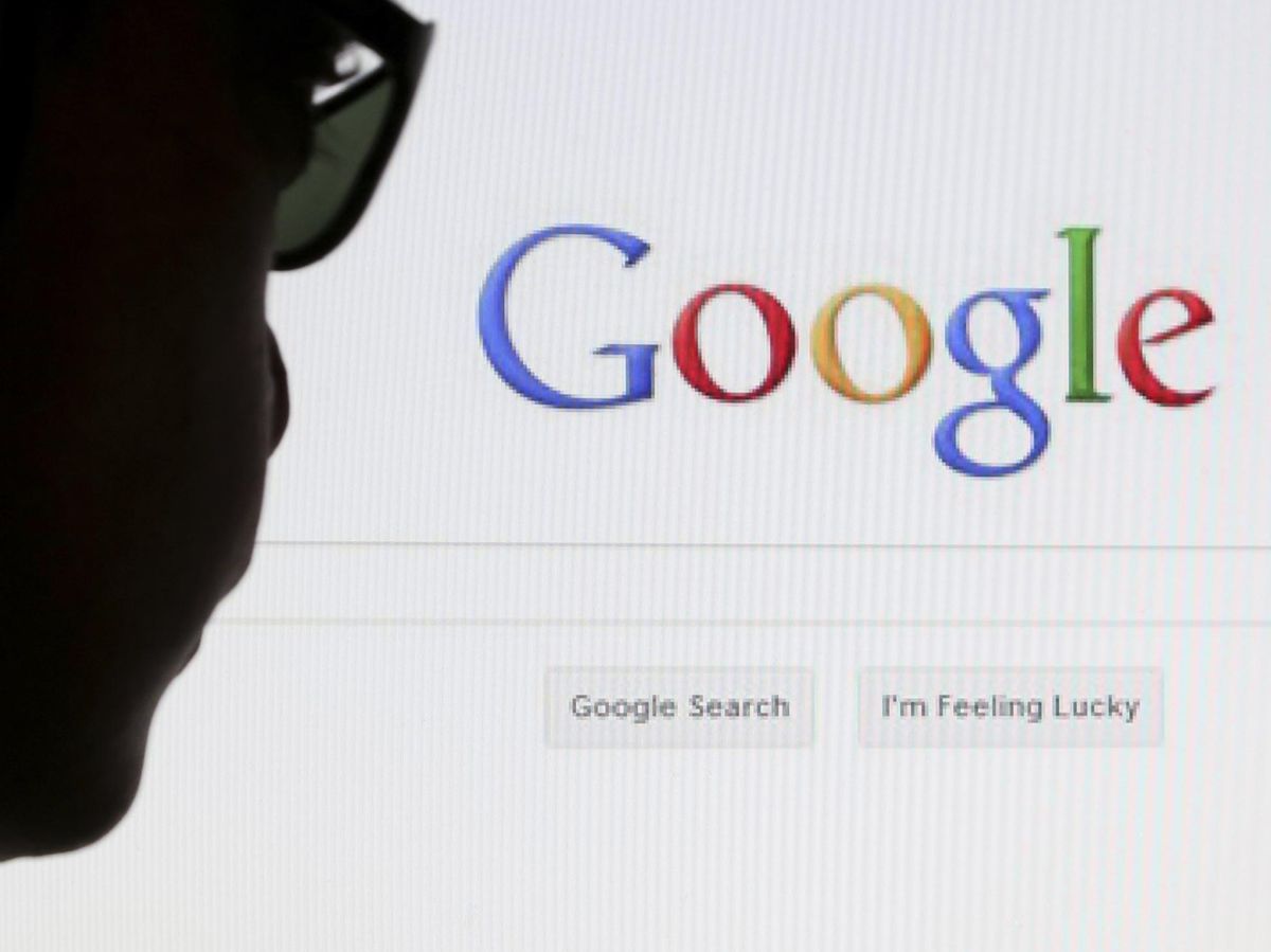Foto: Un usuario contempla el buscador del navegador de Google (REUTERS)