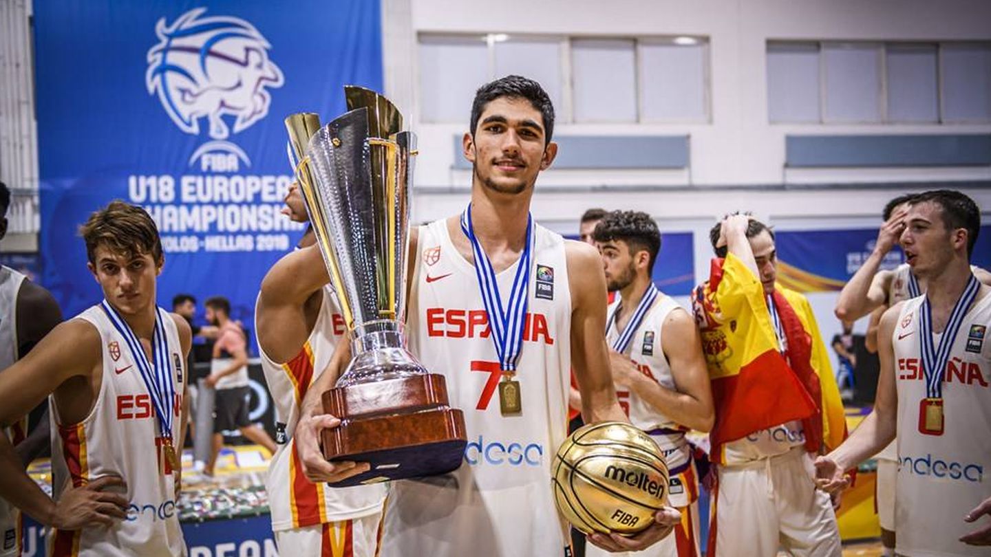 Santi Aldama posa con el trofeo del EuroBasket sub-18 y el premio al MVP, hace dos años. (Foto: FIBA)