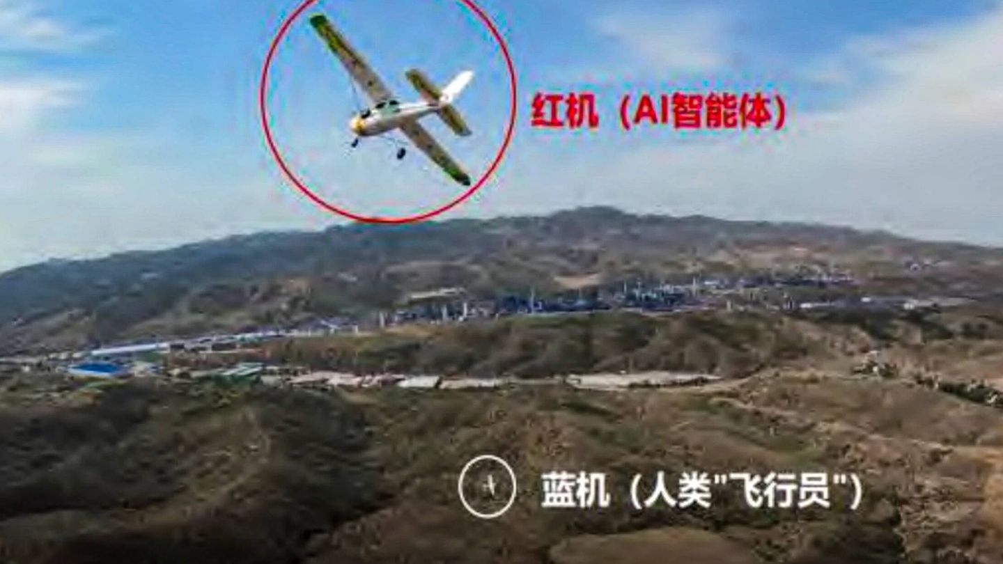 El avión chino controlado por IA (en el círculo rojo). (Centro de Investigación y Desarrollo Aerodinámico de China)