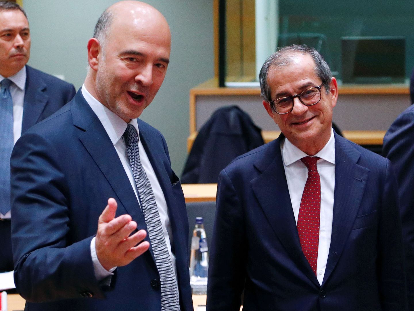 Moscovici conversa con Tria en la reunión del Eurogrupo celebrada en Bruselas. (Reuters)