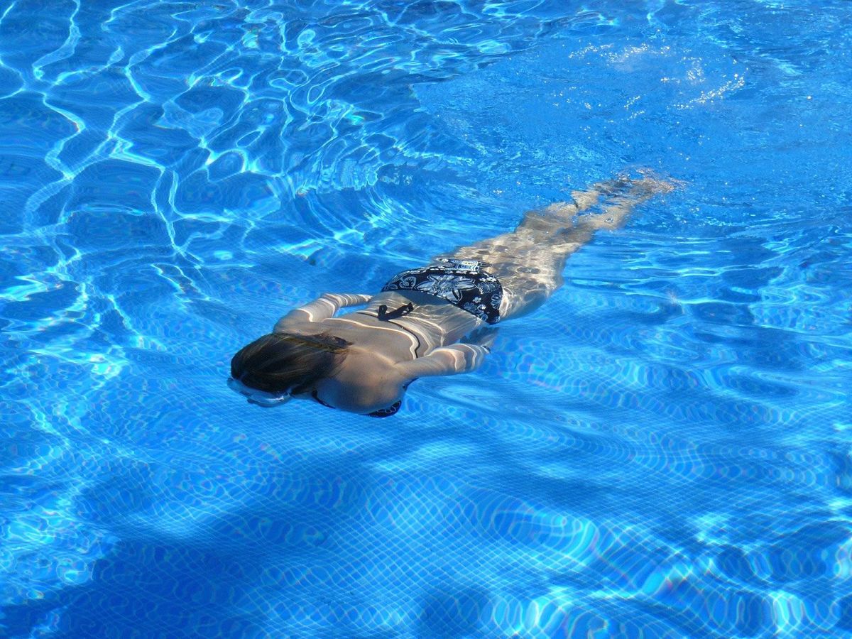 Foto: Una mujer nada en una piscina. (Pixabay)
