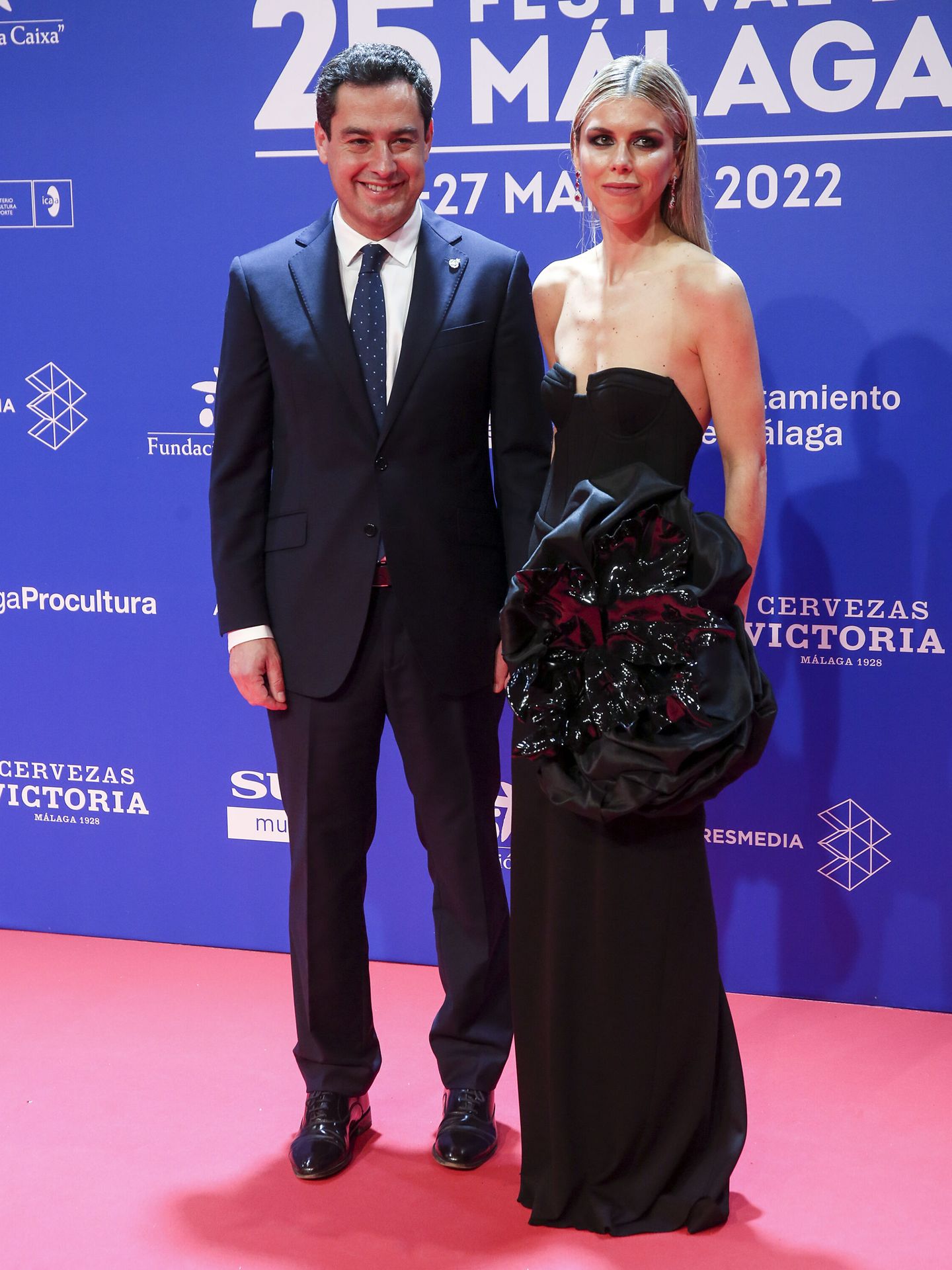 El presidente de la Junta de Andalucía, Juanma Moreno, y su esposa Manuela Villena en el Festival de Málaga. (EFE)