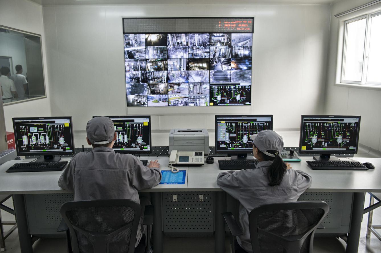 Sala de control desde la que se monitorizan todos los procesos automáticos de la farmacéutica Kaibao. (Foto: Zigor Aldama)