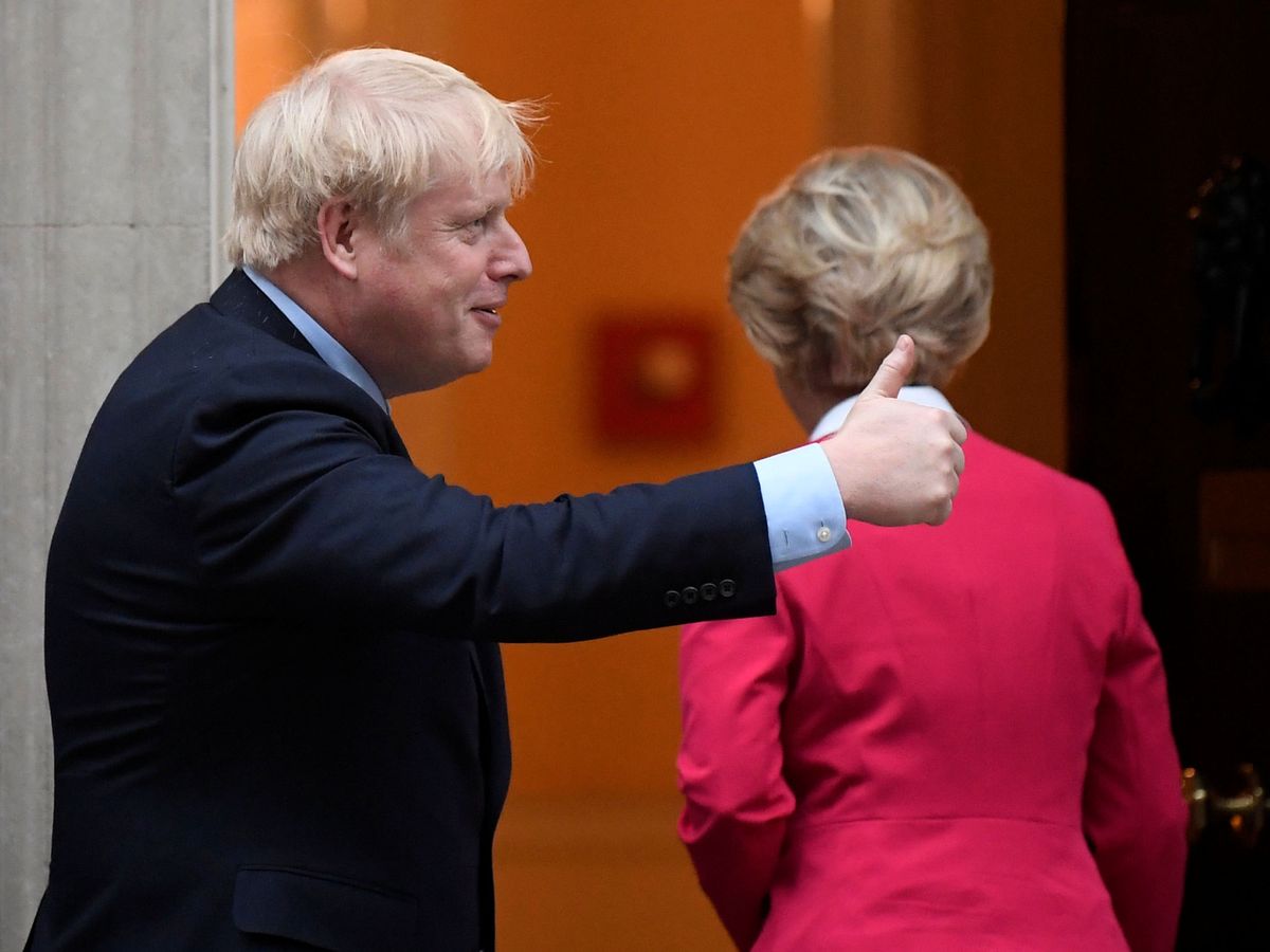 Foto: El primer ministro británico Johnson saluda a la prensa mientras la presidenta de la Comisión Europea entra en Downing Street. (Reuters)