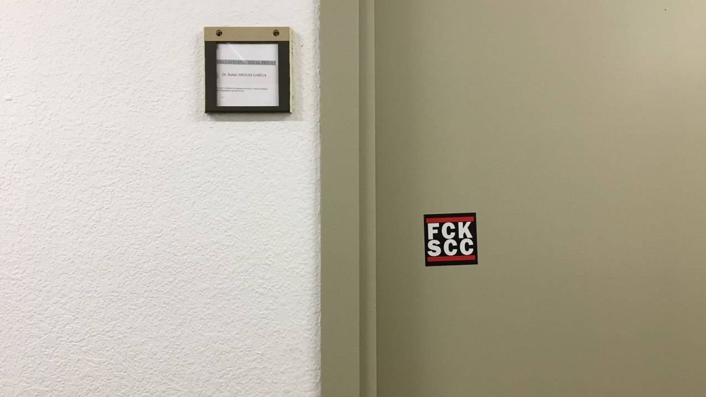 Pegatina con el logo 'FCK SCC' en la puerta del expresidente de SCC.