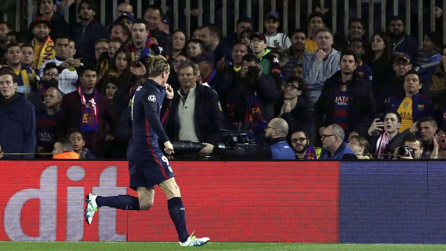 Torres celebra su gol en cuartos de Champsions en el Camp Nou besándose el escudo (Efe)
