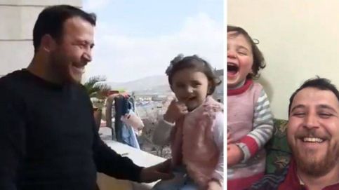El juego de la guerra en Siria: cómo un padre enseña a su hija a reírse de un bombardeo