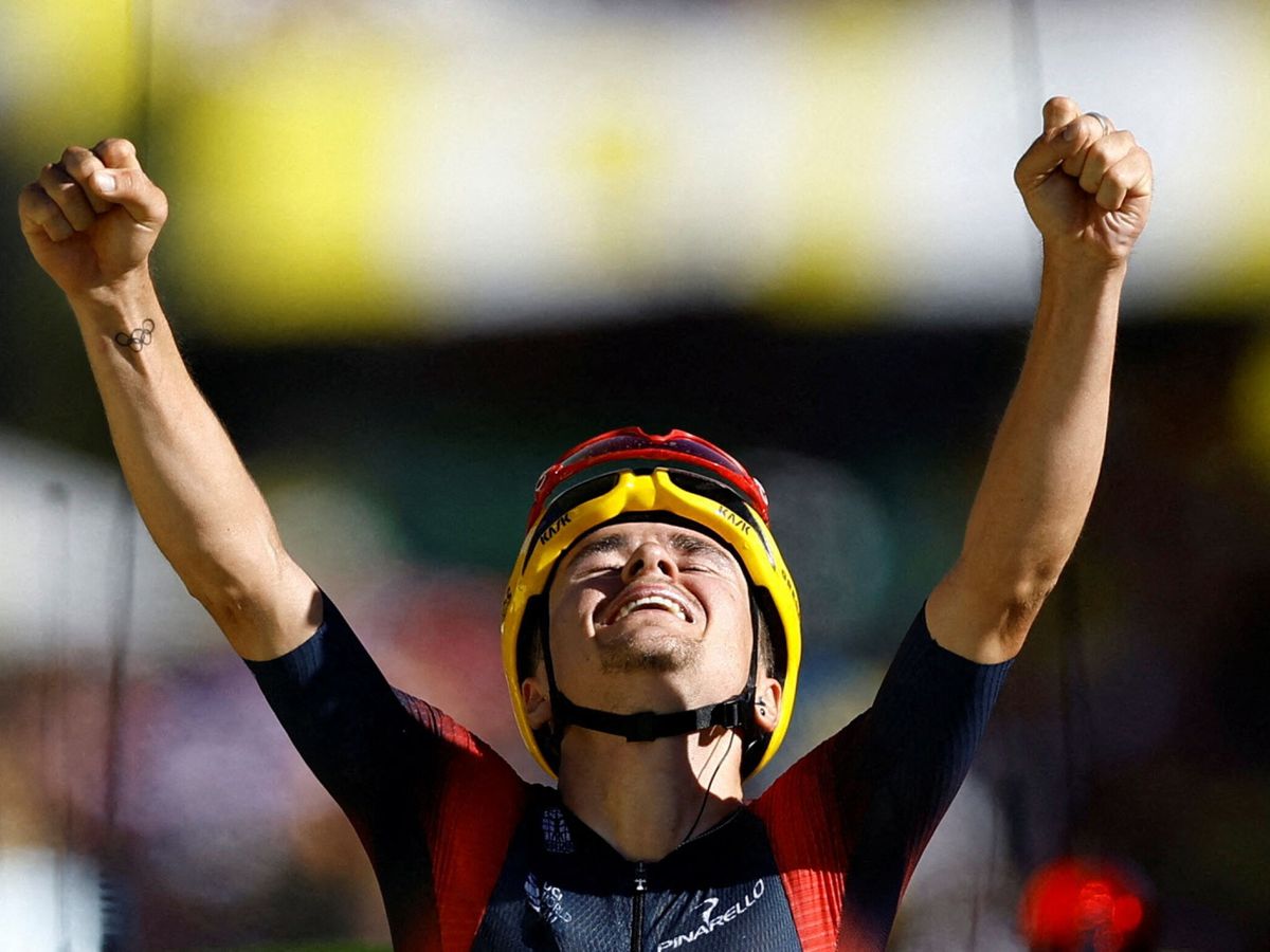 Foto: Pidcock celebra su primera victoria en el Tour. (REUTERS/Christian Hartmann)