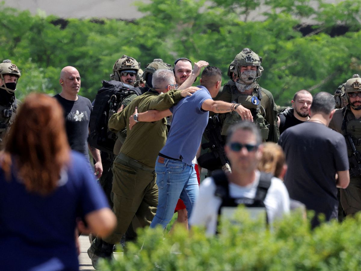 Foto: Varios de los rehenes liberados por las fuerzas israelíes. (Reuters/Marko Djurica)