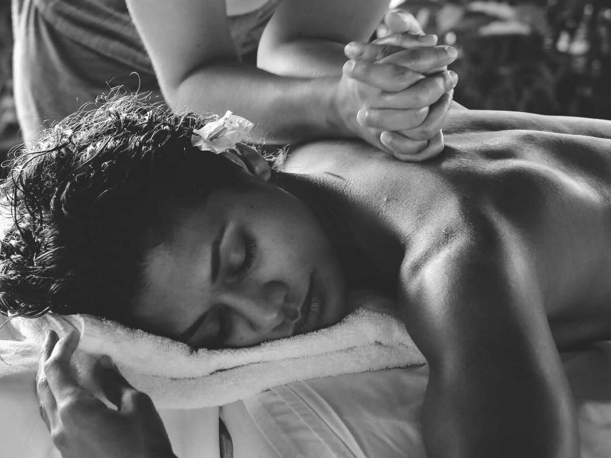 Foto: Los masajes son uno de los reclamos habituales de los denominados 'templos de bienestar'. (Unsplash/Ale Romo)