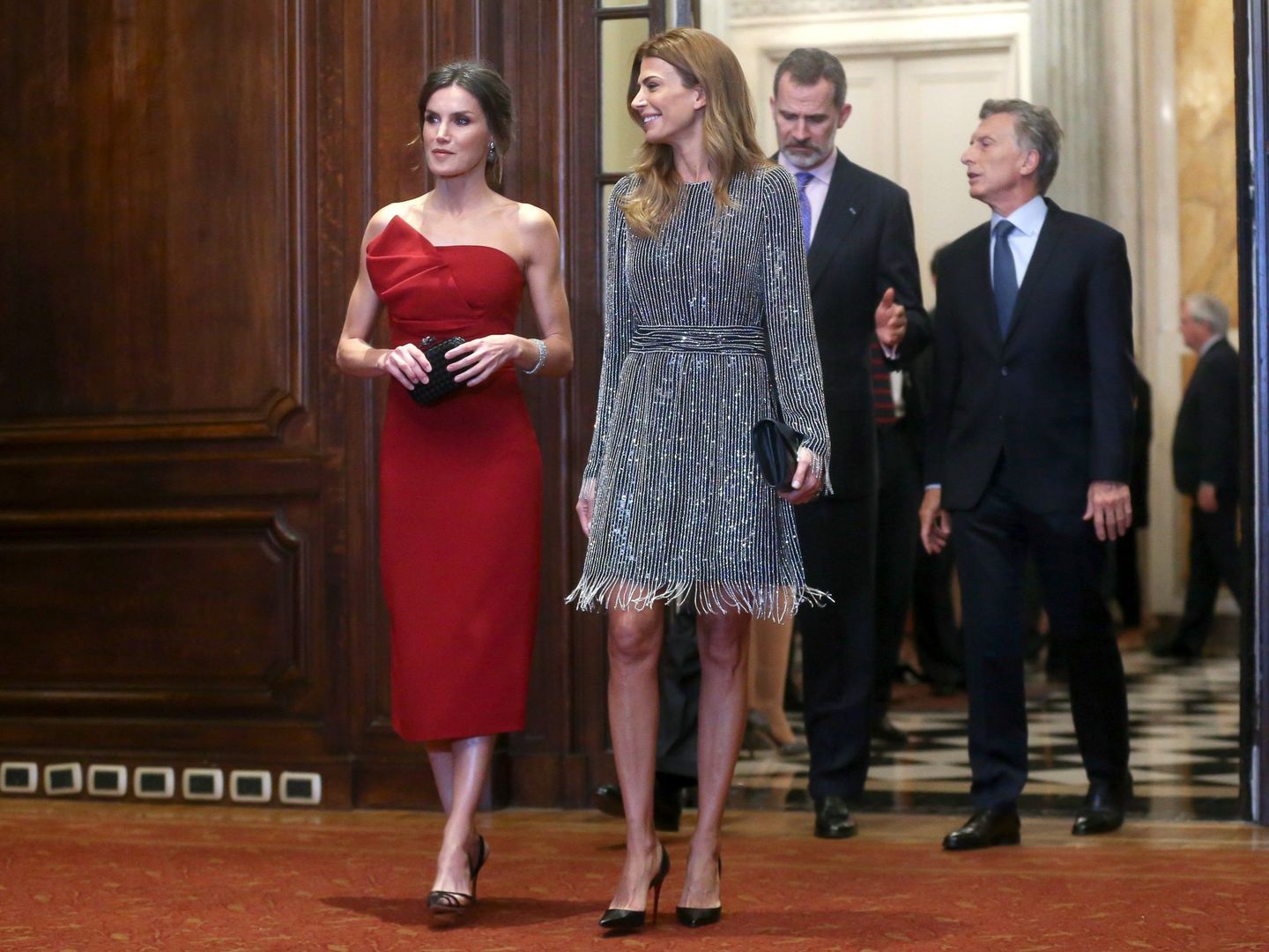 La reina Letizia, vestida de Torretta, junto a Juliana Awada. (EFE)