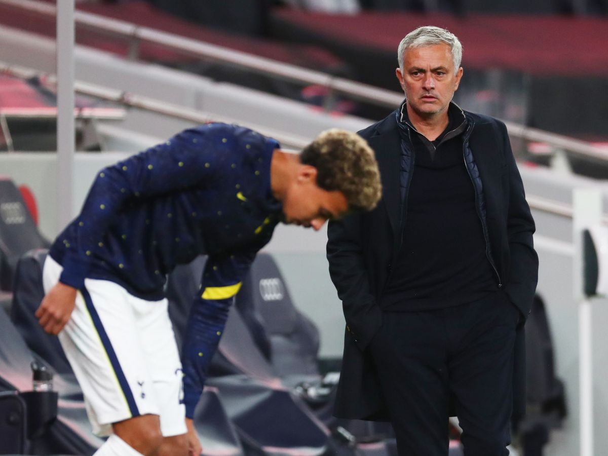 Foto: Mourinho observa a Dele Alli, antes de darle entrada en un partido de Europa League. (Reuters)