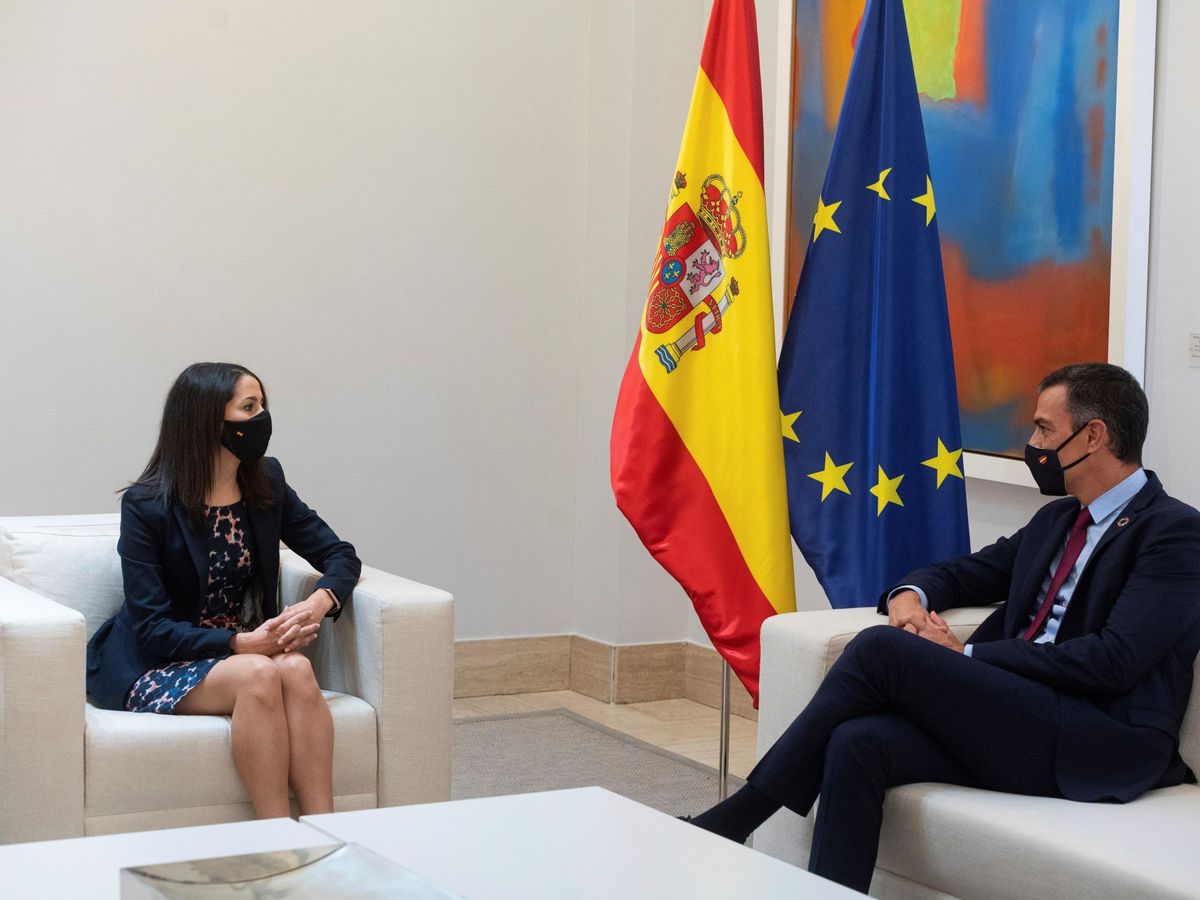 Foto: El presidente del Gobierno, Pedro Sánchez, conversa durante una reunión en Moncloa el pasado mes de septiembre con la líder de Ciudadanos, Inés Arrimadas. (EFE)