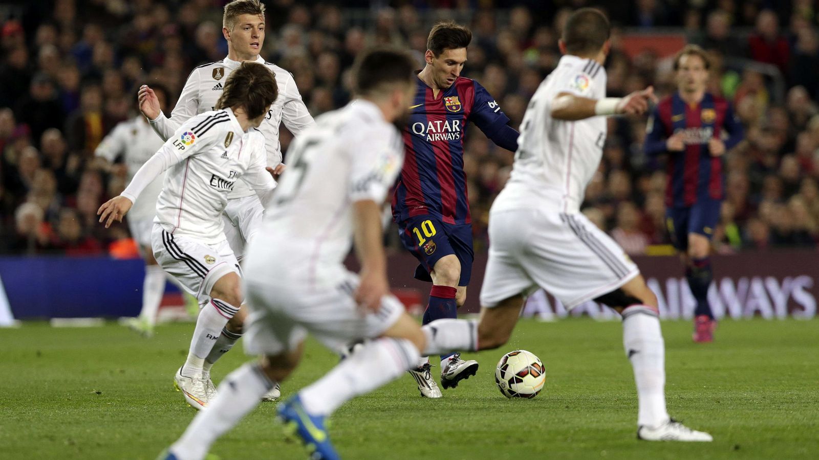 Foto: Messi, rodeado de jugadores del Real Madrid en uno de los Clásicos de la pasada temporada (Efe).