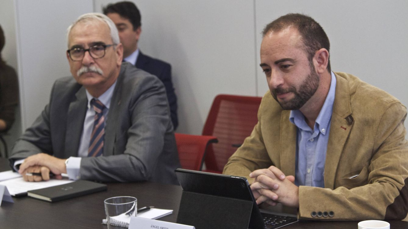 Ángel Ortiz, consejero delegado de Sandetel (primero por la derecha) y Vicente Aguiló, director general de tecnologías de la información y comunicaciones de la Generalitat valenciana. (Francisco Albilares)