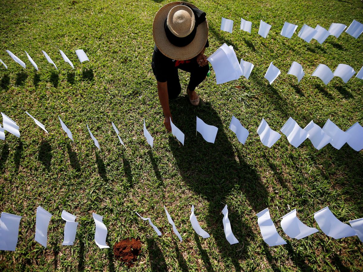 Foto: Manifestantes contra Jair Bolsonaro colocan banderas blancas para simbolizar a los fallecidos por el covid-19. (Reuters)