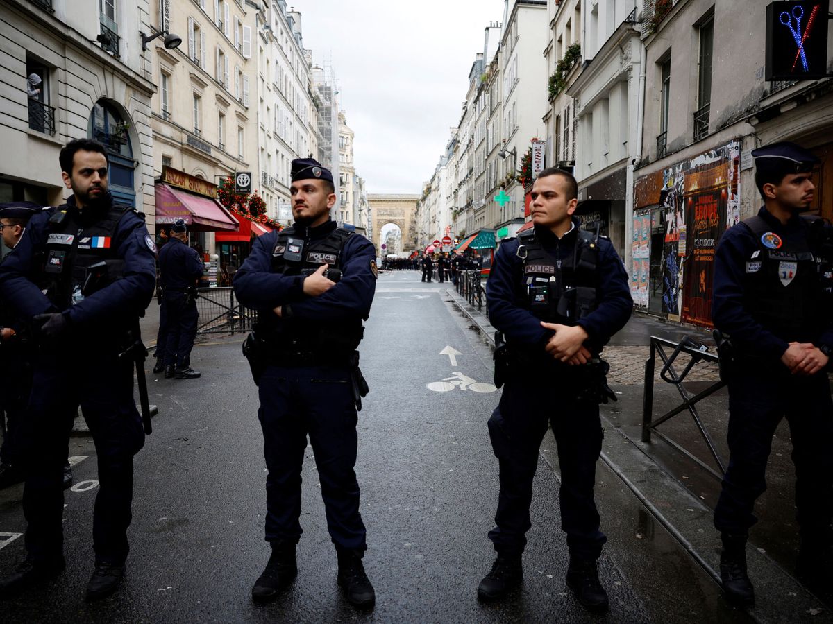 Foto: Policía en el lugar del tiroteo. (Reuters/Sarah Meyssonnier)
