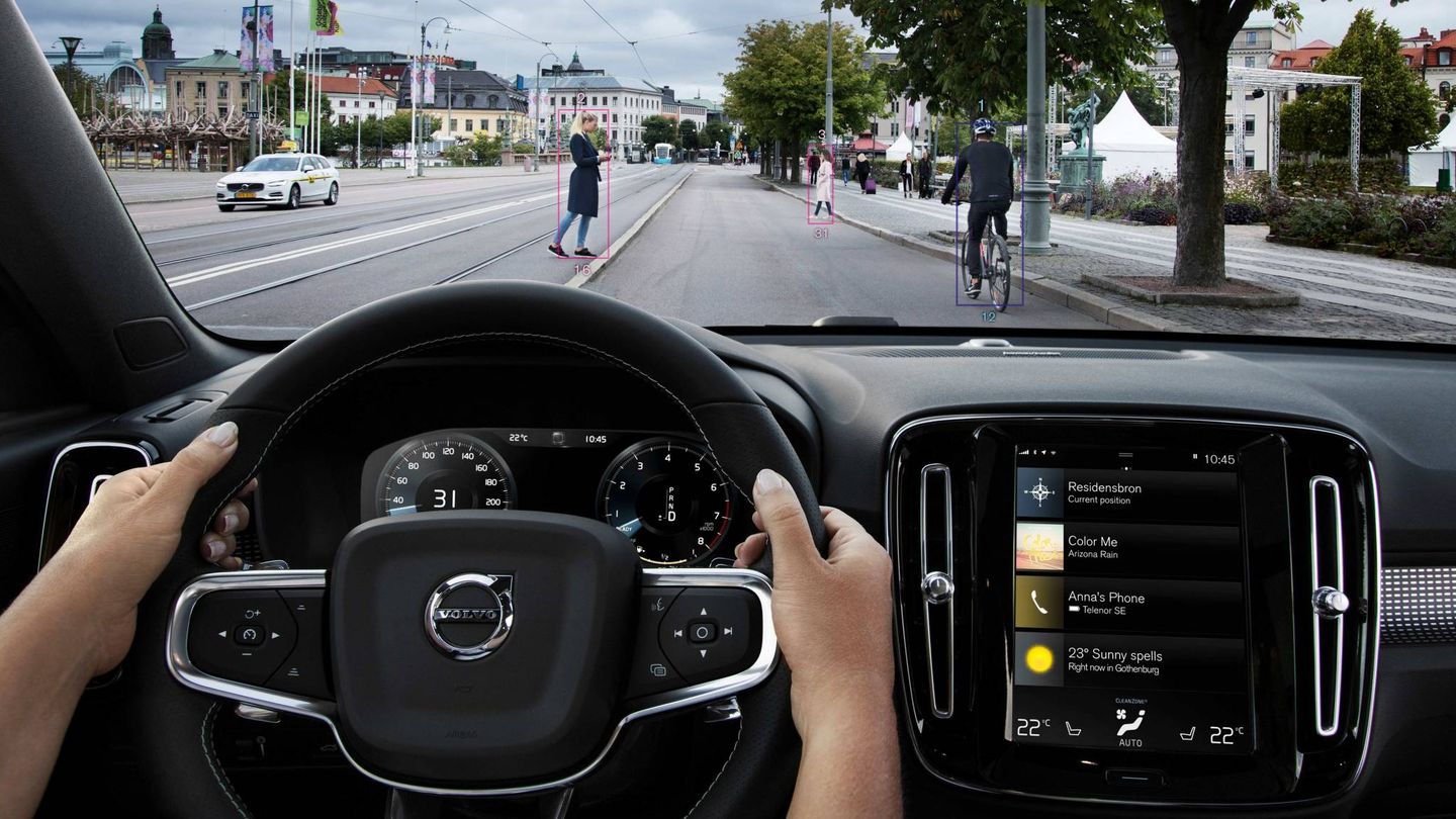 Gracias al sistema City Safety el vehículo controla la presencia de peatones y ciclistas en todo momento.