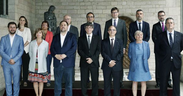 Foto: Composición del nuevo Govern de la Generalitat de Cataluña tras la toma de posesión de los nuevos 'consellers'. (EFE)