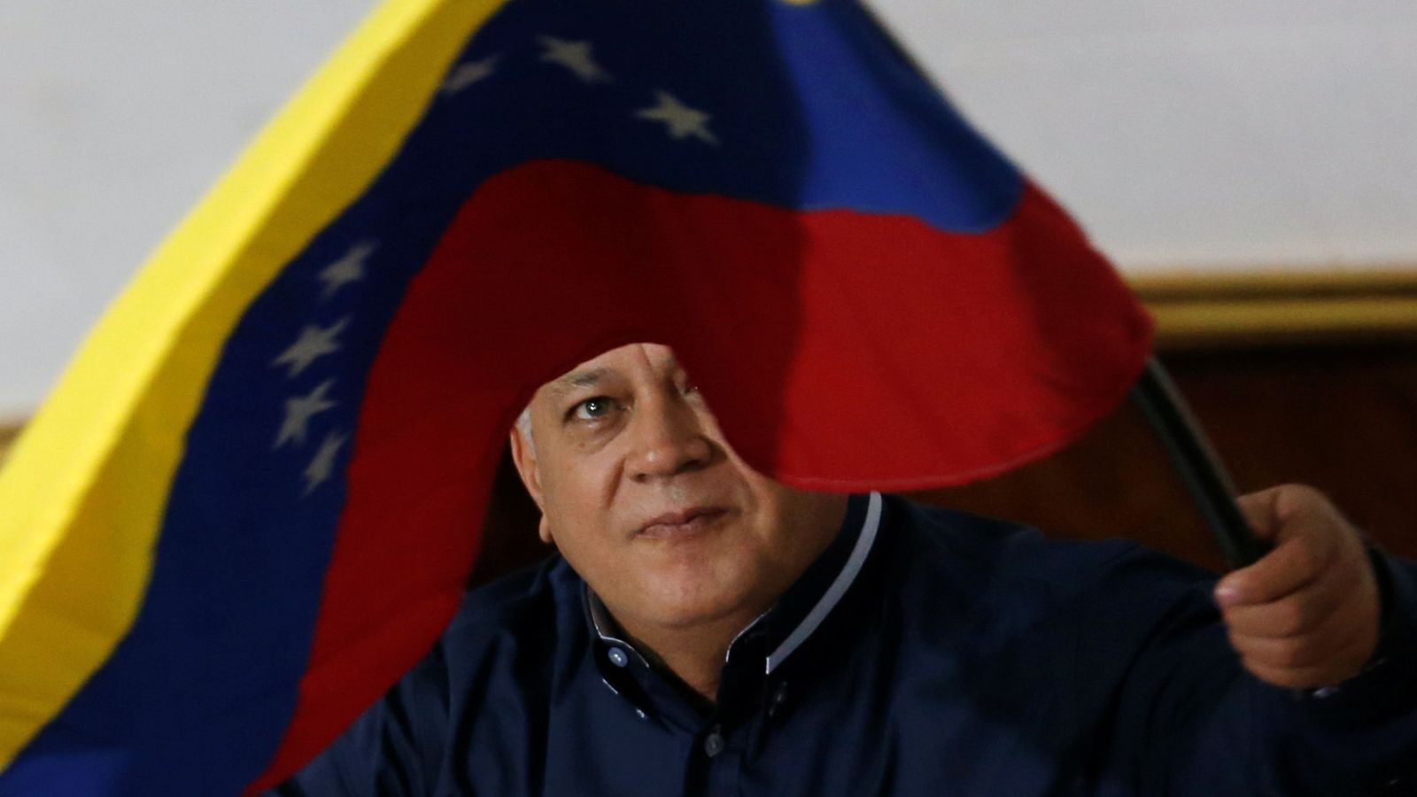 Foto: Diosdado Cabello, con una bandera de Venezuela. (Reuters)