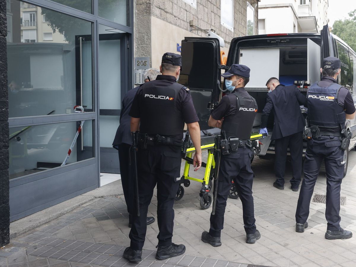 Foto: Agentes de la Policía, junto a la vivienda sita en el número 205 de la calle Serrano de Madrid. (EFE/Lizón)