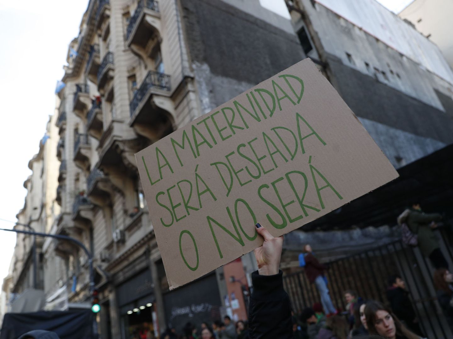 Celebración tras la primera 'luz verde' a la despenalización del aborto en Argentina. (EFE)