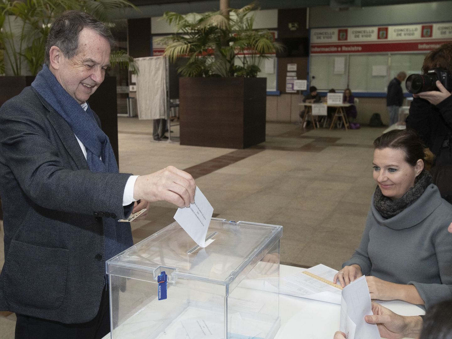 Abel Caballero votando el 18-F. (EFE/Salvador Sas)