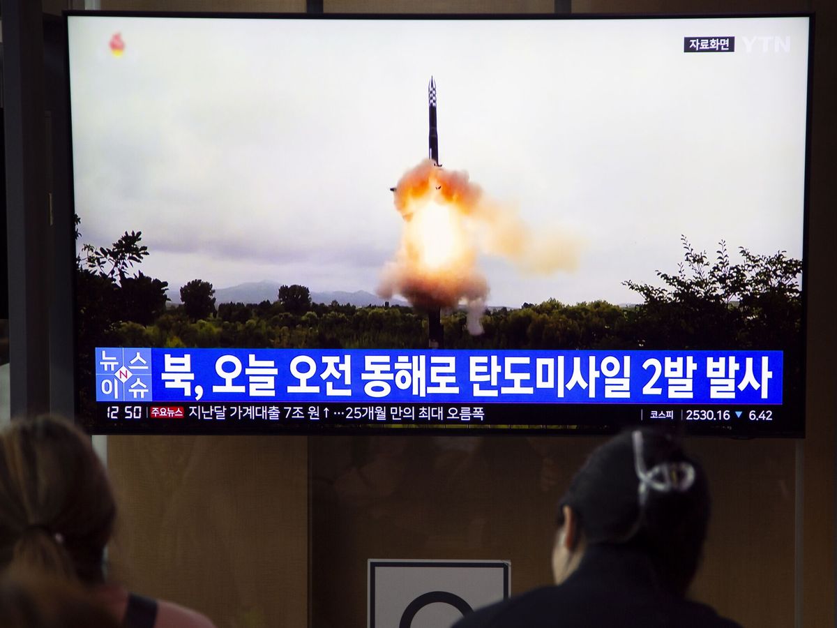Foto: Varias personas ven un informativo sobre Corea del Norte, en una emisora de Seúl.  (EFE/EPA/Jeon Heon-Kyun) 