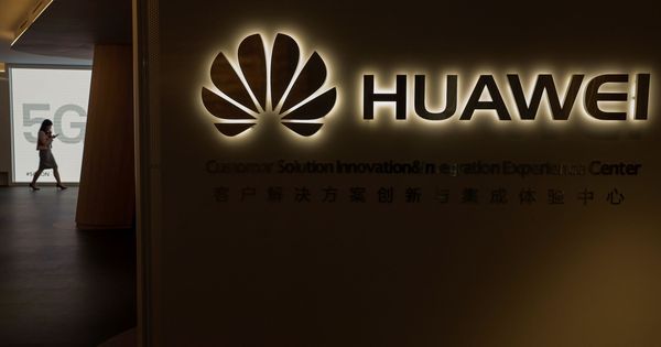 Foto: Logo de Huawei durante un evento tecnológico en Madrid. (EFE)