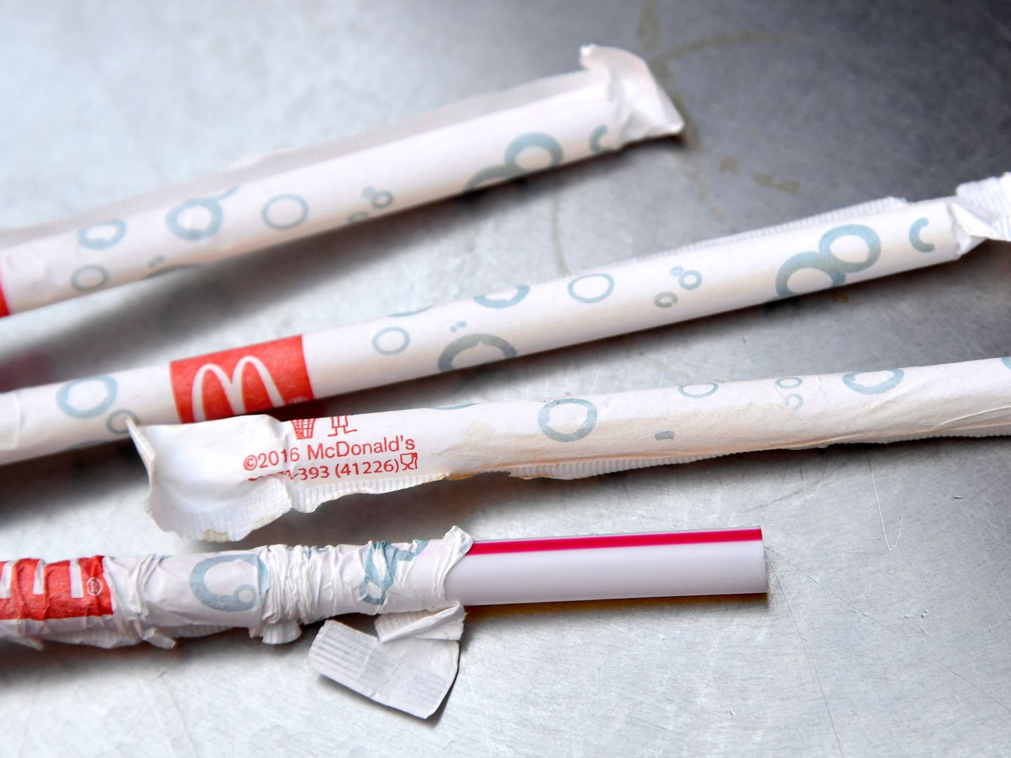 Pajitas de plástico en un McDonald's de Londres, cada vez más cerca de ser historia (Reuters)