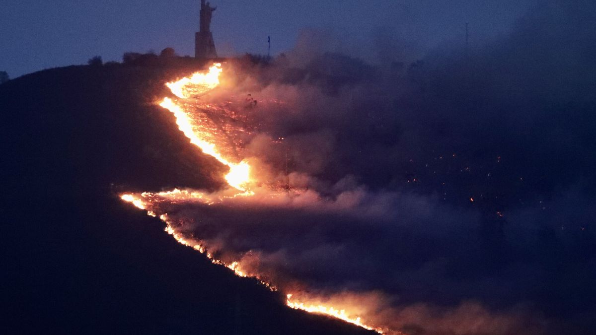 Asturias suma 96 incendios "provocados" y el fuego está ya a las puertas de Oviedo