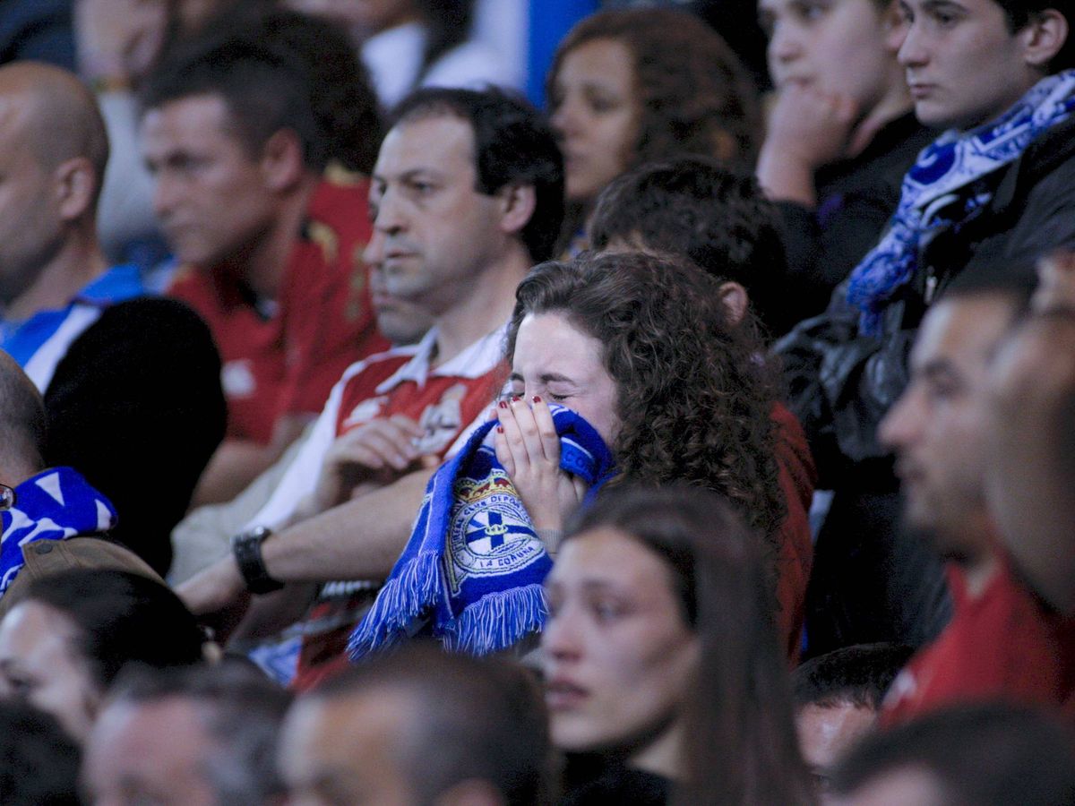 Foto: Aficionados del Deportivo de La Coruña lamentan la derrota de su equipo. (EFE/Cabalar)