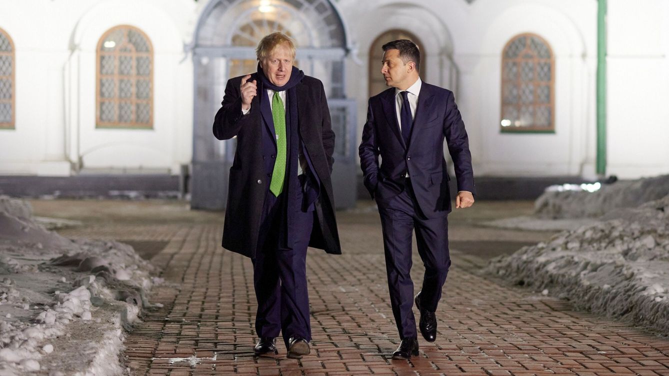 Foto: Boris Johnson con el presidente de Ucrania, Volodymyr Zelensky, ayer en su visita a Kiev. (EFE)