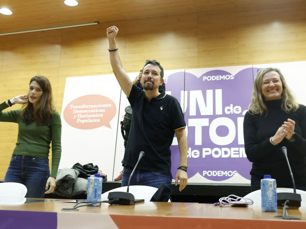 Foto: Iglesias junto a Victoria Rosell e Isabel Serra. (EFE/Juanjo Martín)