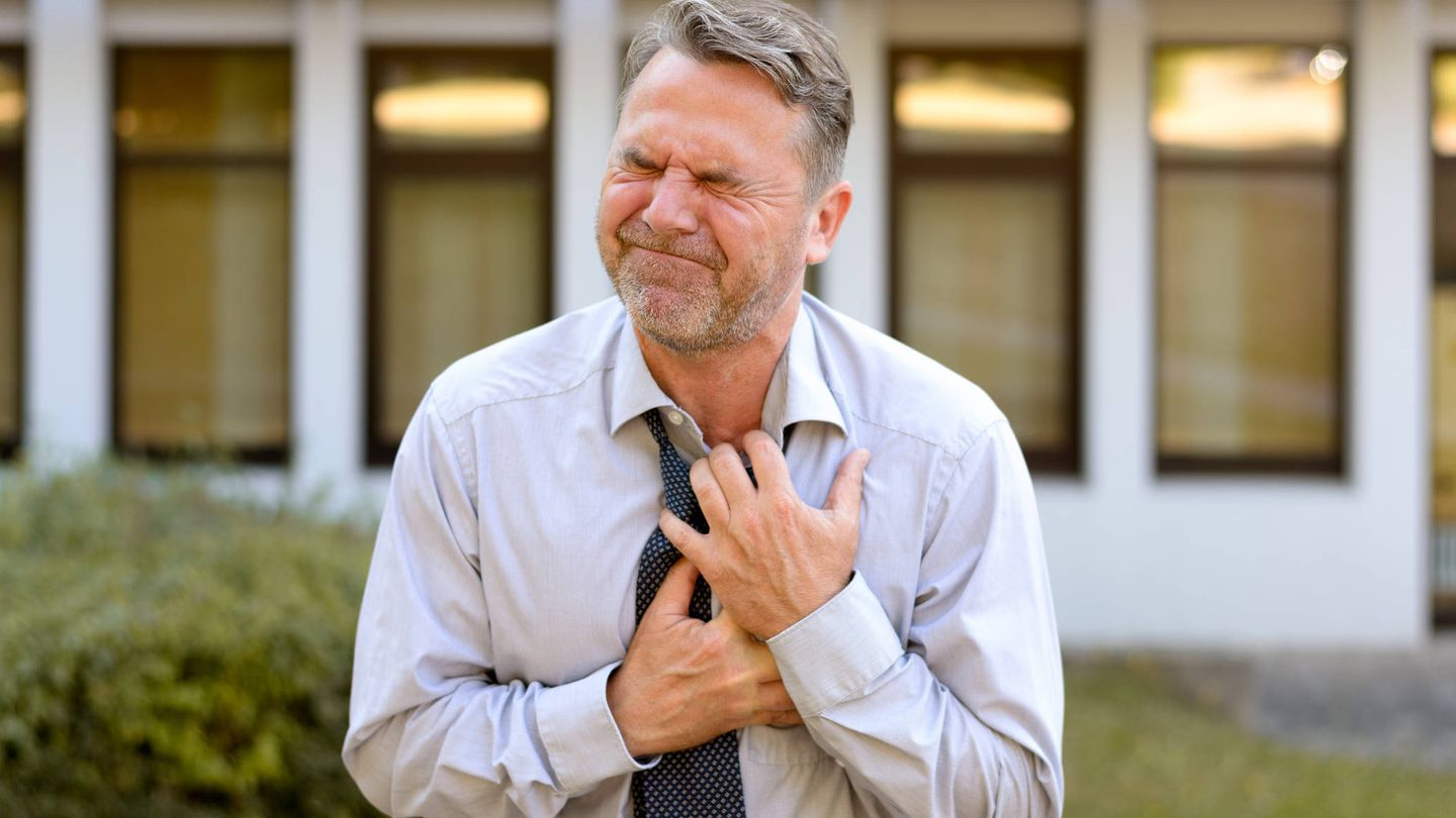 Un hombre sufriendo un infarto (Foto: iStock)