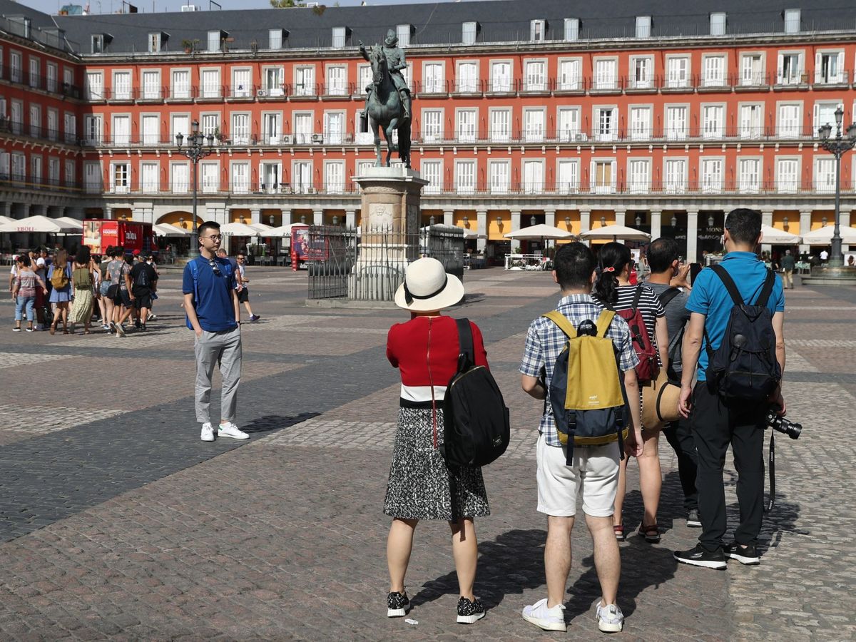 Foto: Turistas en la Plaza Mayor de Madrid. (EFE)