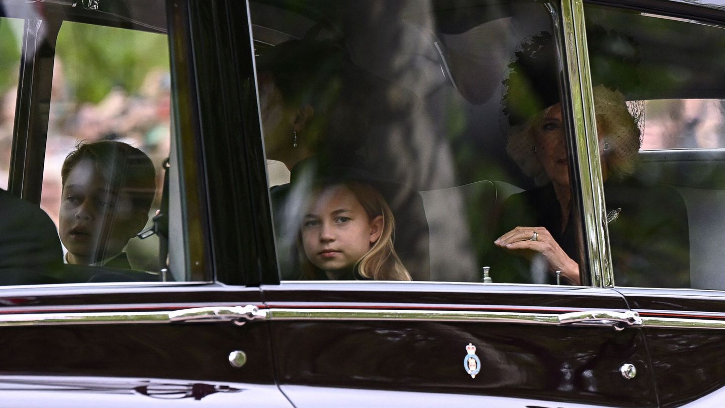 Charlotte y George junto a Camila en el coche a su entrada a Westminster Abbey. (Reuters)