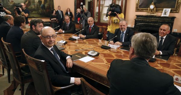 Foto: Reunión de la comisión mixta del Concierto Económico presidida por Montoro y Azpiazu. (EFE)