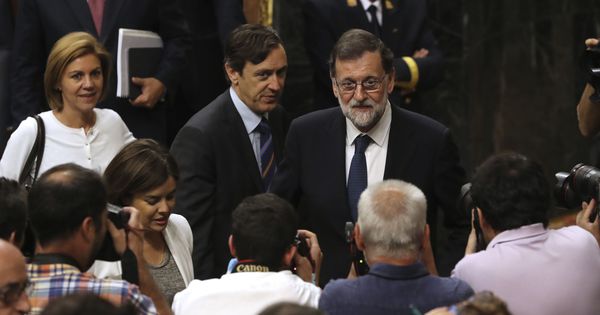 Foto: El presidente del Gobierno, Mariano Rajoy (d), junto al portavoz parlamentario del PP, Rafael Hernando, y la secretaria general del partido, María Dolores de Cospedal. (EFE)