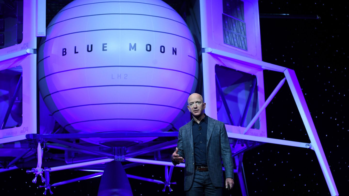 Bezos intentando convencer al personal de que su Blue Moon sería lo mejor que ha pisado la Luna. (REUTERS - Clodagh Kilcoyne)