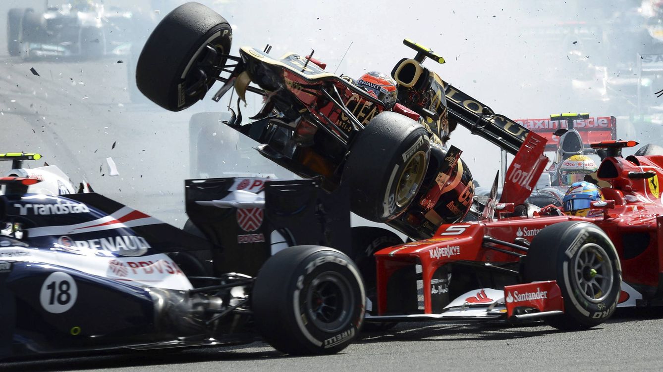 Foto: Al volcar, el Lotus de Grosjean quedó a centímetros del casco de Alonso. (EFE/David Ebener)