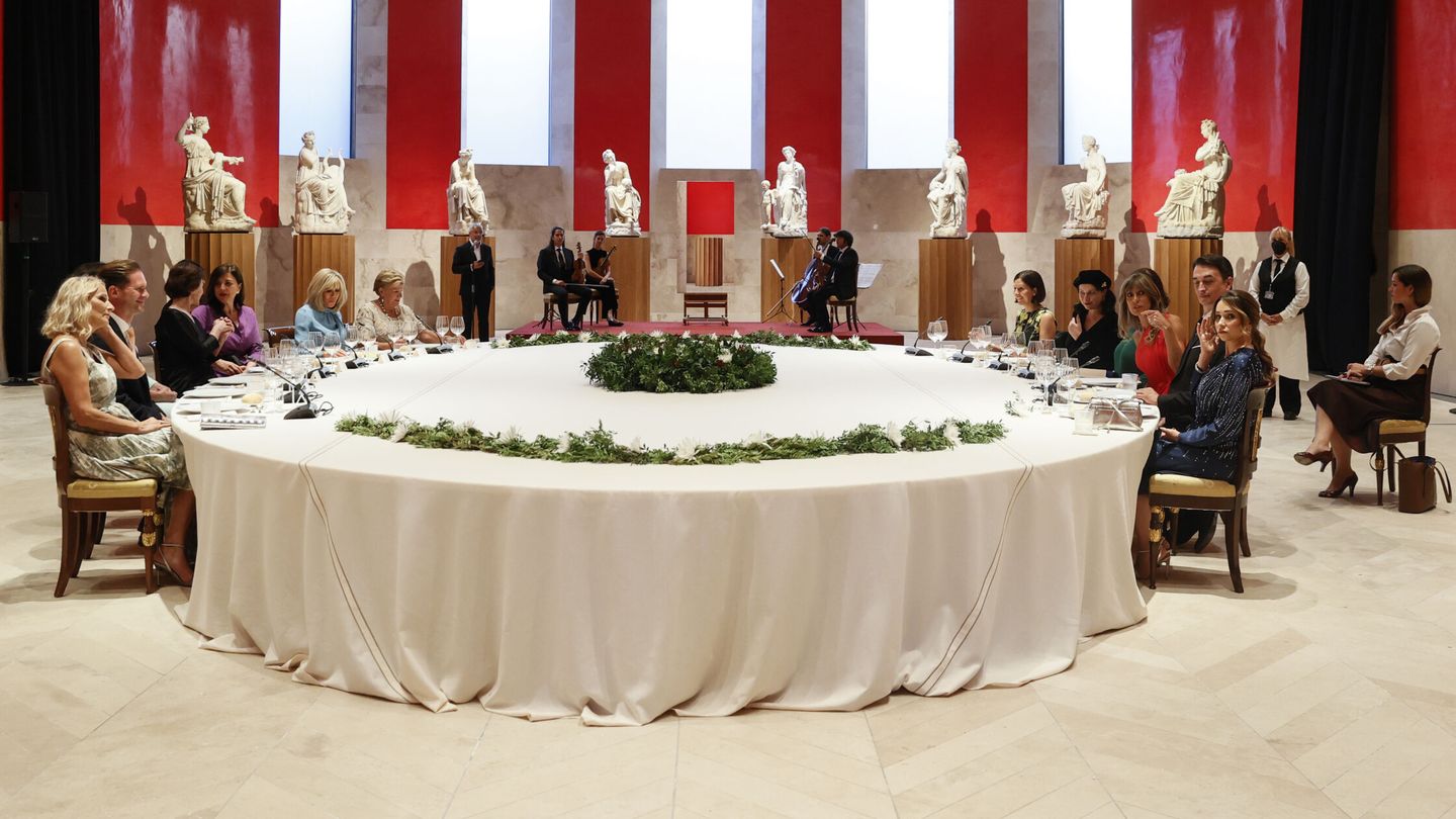 Cena de los acompañantes de los jefes de Estado y de Gobierno que participan en la cumbre de la OTAN. (EFE/Pool/Ballesteros) 
