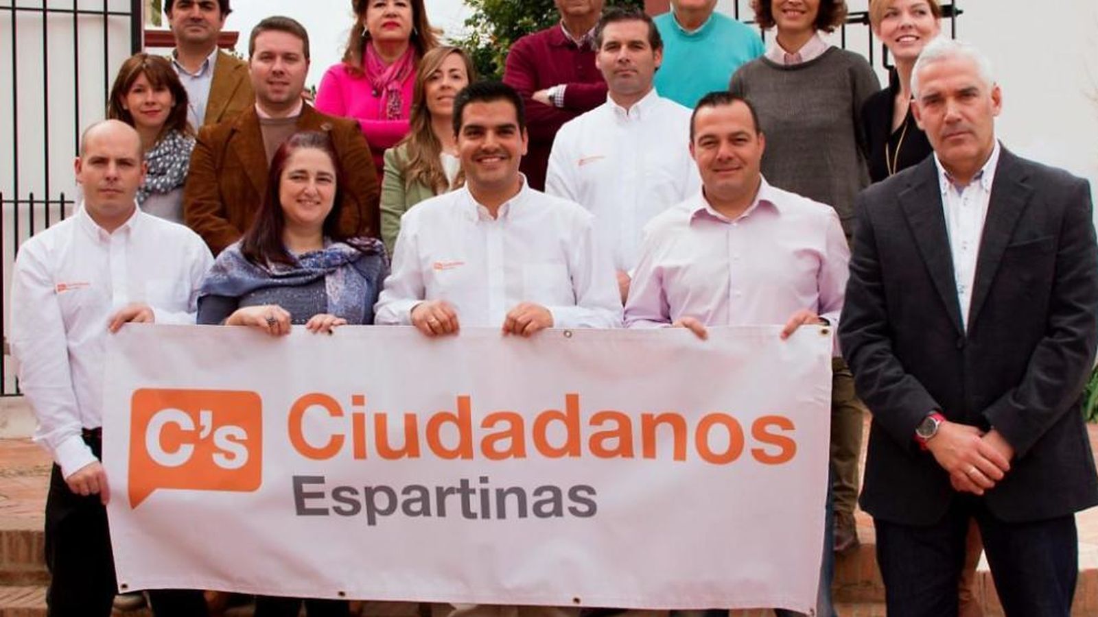 Foto: Imagen de algunos de los afiliados de Ciudadanos Espartinas. En el centro, José Maria Fernández, candidato a la alcaldía. (Ciudadanos Espartinas)