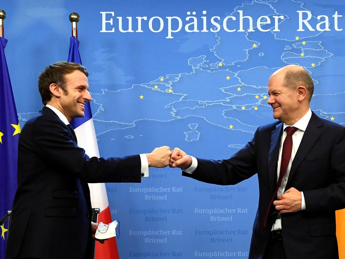 Foto: El presidente francés, Emmanuel Macron, saluda al canciller alemán, Olaf Scholz. (Reuters)