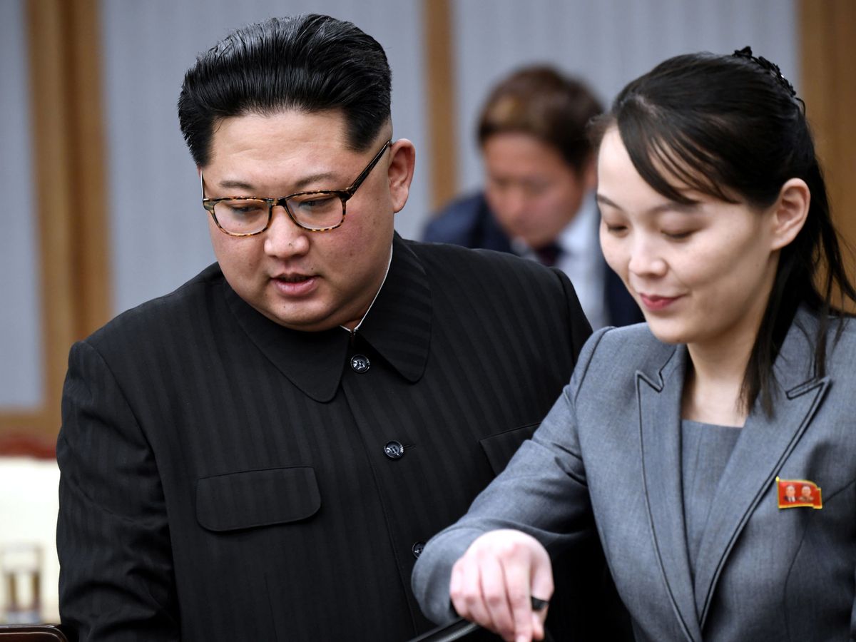 Foto: El líder norcoreano, Kim Jong-un, junto a su hermana, Kim Yo-jong. (Reuters)